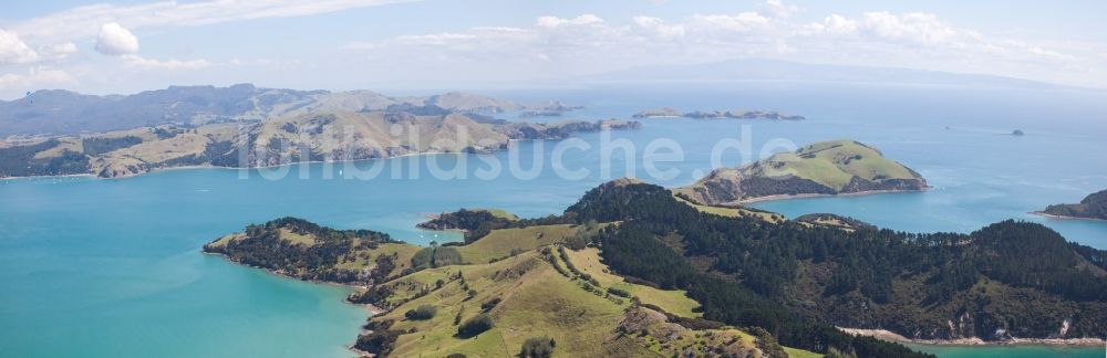 Luftbild Coromandel - Panorama der Küsten- Landschaft am Sandstrand der Süd-Pazifik im Ortsteil Mcgreogor Bay in Coromandel in Waikato, Neuseeland