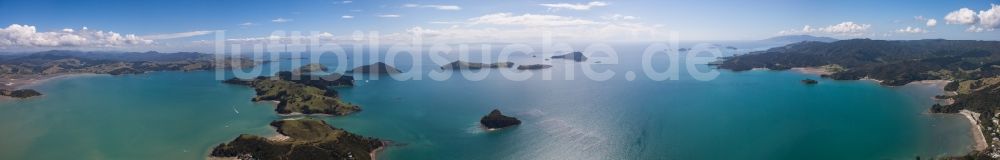 Luftaufnahme Coromandel - Panorama der Küsten- Landschaft am Sandstrand der Süd-Pazifik im Ortsteil Mcgreogor Bay in Coromandel in Waikato, Neuseeland