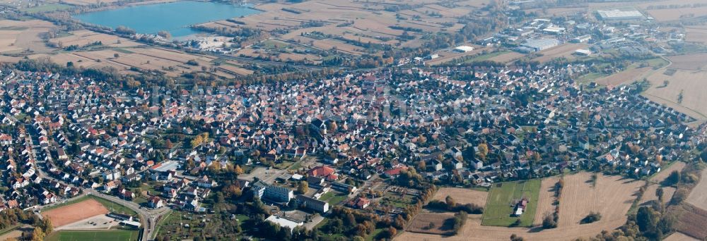 Hagenbach aus der Vogelperspektive: Panorama der Ortsansicht in Hagenbach im Bundesland Rheinland-Pfalz, Deutschland