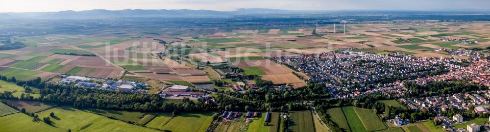Herxheim bei Landau (Pfalz) aus der Vogelperspektive: Panorama der Ortsansicht in Herxheim bei Landau (Pfalz) im Bundesland Rheinland-Pfalz, Deutschland