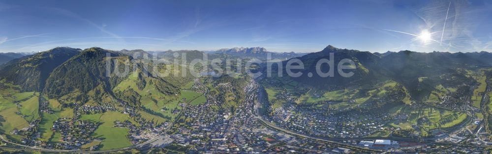 Kitzbühel aus der Vogelperspektive: Panorama vom Ortsbereich und Umgebung in Kitzbühel in Österreich