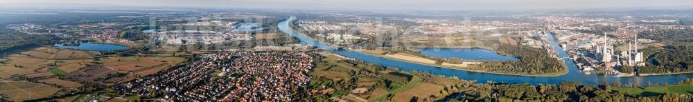 Luftaufnahme Wörth am Rhein - Panorama der Ortschaft an den Fluss- Uferbereichen des Rhein im Ortsteil Maximiliansau vor dem Daimler LKW Werk in Wörth am Rhein im Bundesland Rheinland-Pfalz, Deutschland