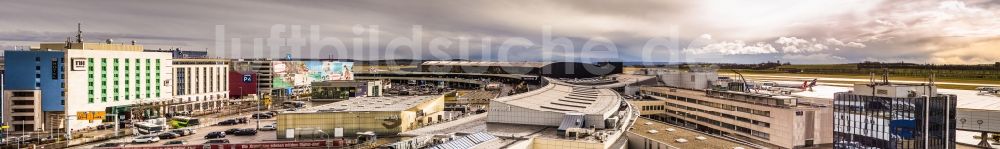 Schwechat aus der Vogelperspektive: Panorama Rundsicht überlappend Abfertigungs- Gebäude und Terminals auf dem Gelände des Flughafen in Wien in Niederösterreich, Österreich