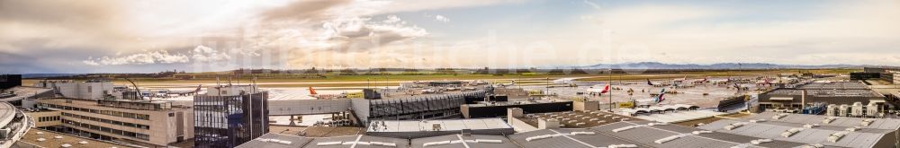 Luftbild Schwechat - Panorama Rundsicht überlappend Abfertigungs- Gebäude und Terminals auf dem Gelände des Flughafen in Wien in Niederösterreich, Österreich