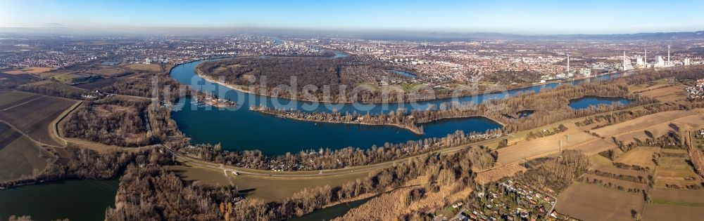 Luftaufnahme Mannheim - Panorama des schleifenförmigen Uferverlaufs des Rhein - Flußverlauf in Mannheim im Bundesland Baden-Württemberg, Deutschland