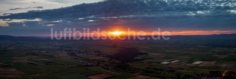 Luftbild Barbelroth - Panorama des Sonnen- Untergang über der Landschaft Südliche Weinstraße, Haardtrand, Pfälzerwald in Barbelroth im Bundesland Rheinland-Pfalz, Deutschland