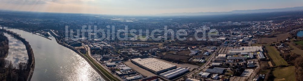 Luftaufnahme Speyer - Panorama der Stadt an den Fluss- Uferbereichen des Rhein in Speyer im Bundesland Rheinland-Pfalz, Deutschland