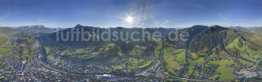 Luftbild Kitzbühel - Panorama- Stadtansicht des Innenstadtbereiches in Kitzbühel in Österreich