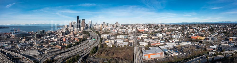 Luftaufnahme Seattle - Panorama Stadtansicht am Küstenbereich Downtown Seattle in Seattle in Washington, USA