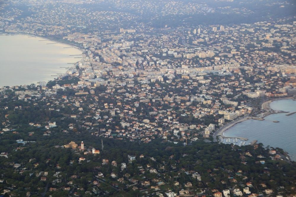 Luftaufnahme Antibes - Panorama- Stadtansicht an der Meeres- Küste des Mittelmeeres in Antibes in Provence-Alpes-Cote d'Azur, Frankreich