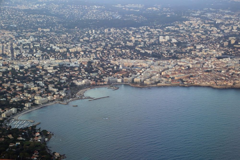 Antibes von oben - Panorama- Stadtansicht an der Meeres- Küste des Mittelmeeres in Antibes in Provence-Alpes-Cote d'Azur, Frankreich