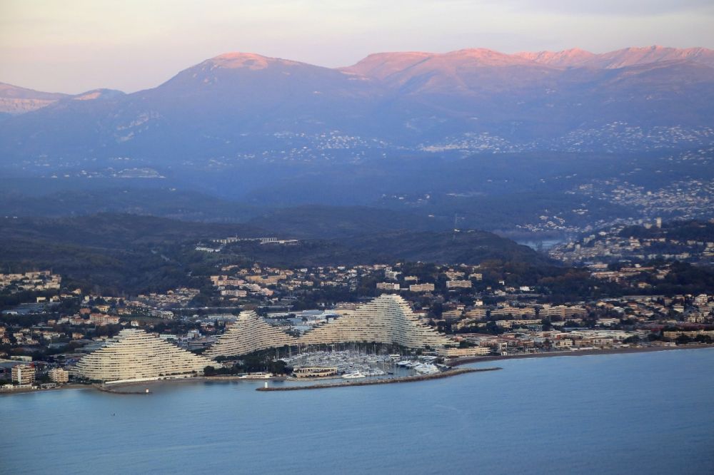 Villeneuve-Loubet aus der Vogelperspektive: Panorama- Stadtansicht an der Meeres- Küste des Mittelmeeres in Villeneuve-Loubet in Provence-Alpes-Cote d'Azur, Frankreich