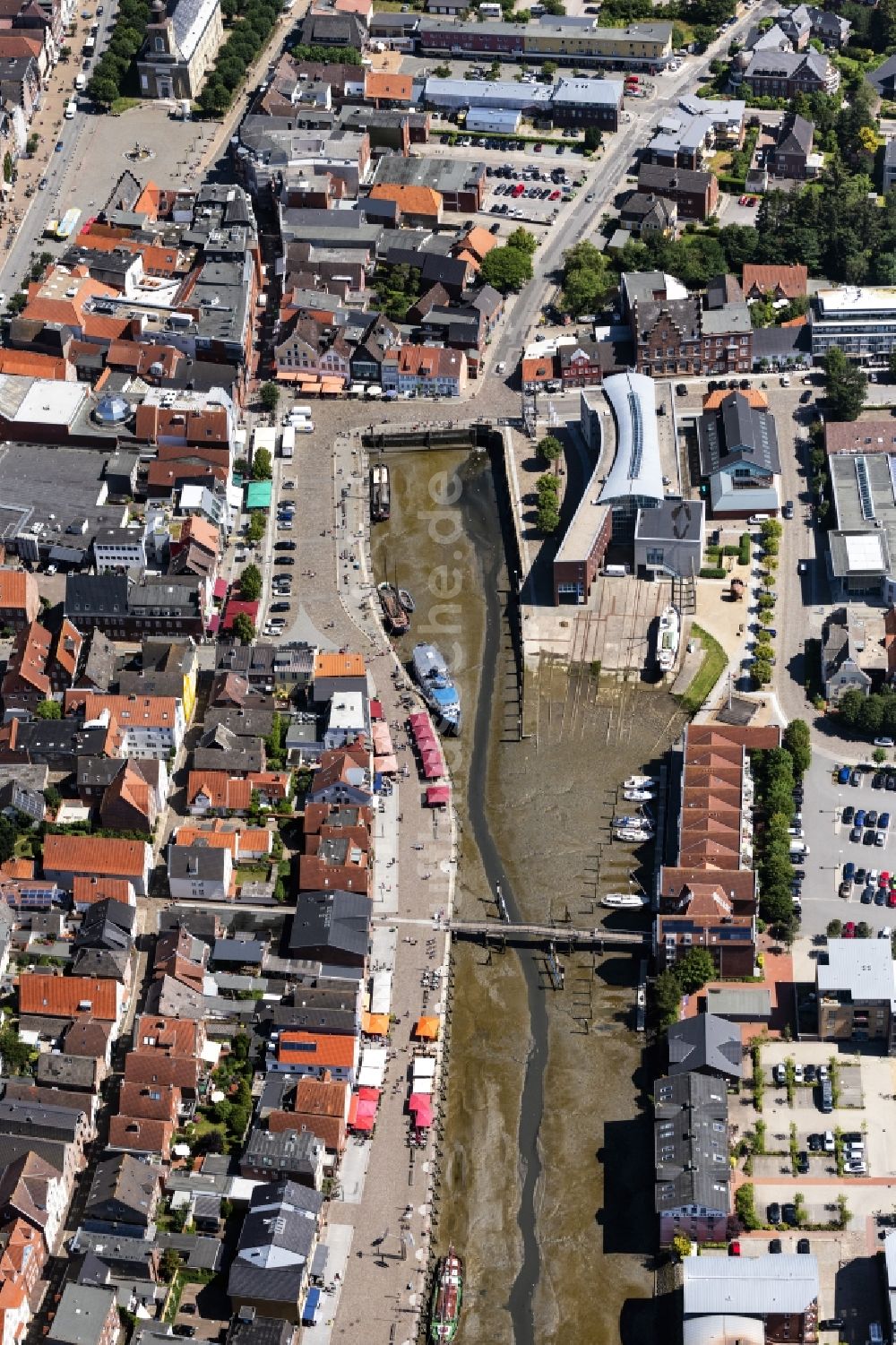 Husum von oben - Panorama- Stadtansicht vom Stadtzentrum in Husum im Bundesland Schleswig-Holstein
