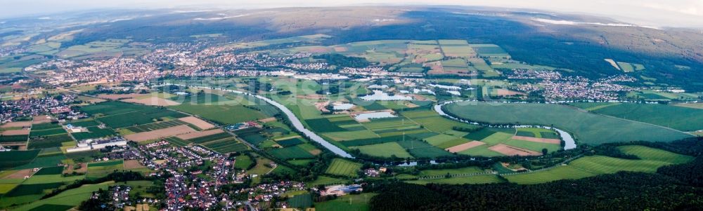 Luftaufnahme Holzminden - Panorama Stadtansicht am Ufer des Flußverlaufes der Weser in Holzminden im Bundesland Niedersachsen, Deutschland