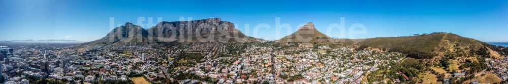 Kapstadt aus der Vogelperspektive: Panorama Stadtansicht mit umgebender Berglandschaft Devils Peak, Tafelberg, Lion's Head, Signal Hill in Kapstadt in Western Cape, Südafrika