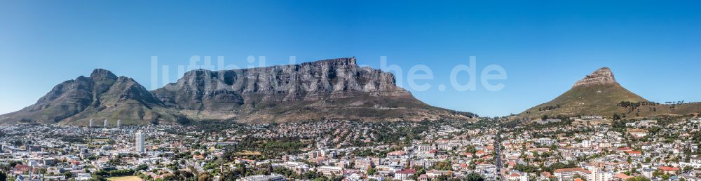 Luftbild Kapstadt - Panorama Stadtansicht mit umgebender Berglandschaft Tafelberg und Lion's Head in Kapstadt in Western Cape, Südafrika
