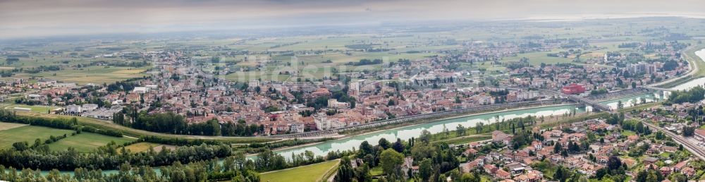 Luftbild Latisana - Panorama des Stadtzentrum im Innenstadtbereich am Ufer des Flußverlaufes des Tagliamento in Latisana in Friuli-Venezia Giulia, Italien