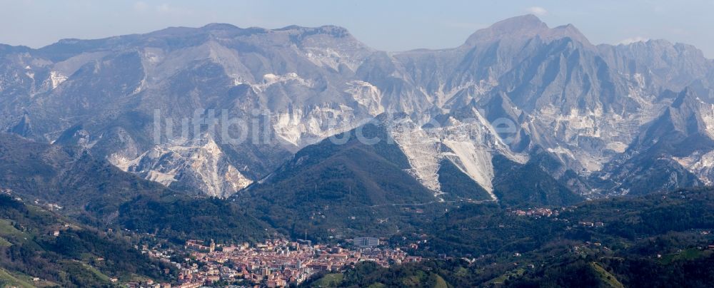 Luftbild Carrara - Panorama der Steinbrüche zum Abbau von Marmor in Carrara in Toscana, Italien