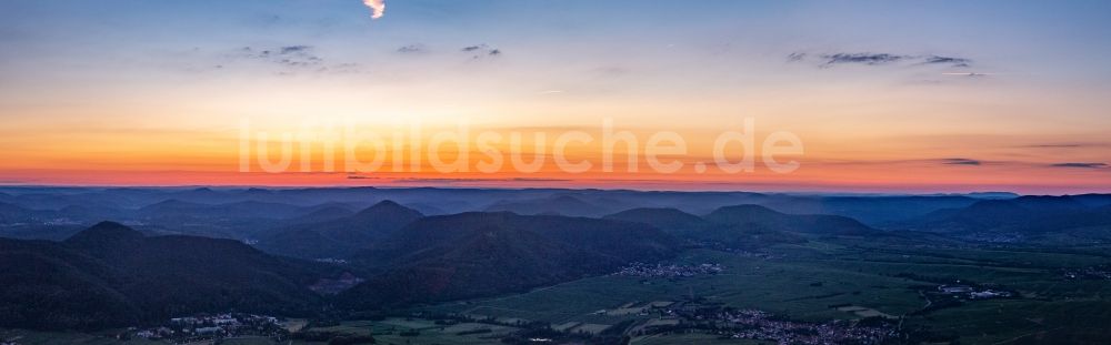 Luftbild Eschbach - Panorama der Wald und Berglandschaft im Abendrot am Hardtrand des Pfälzerwald zwischen Klingenmünster und Albersweiler in Eschbach im Bundesland Rheinland-Pfalz, Deutschland