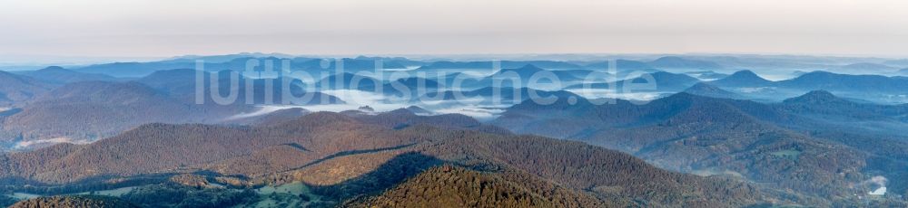 Luftaufnahme Dahn - Panorama der Wald- und Berglandschaft des Pfälzerwald mit Tälern im Morgennebel in Dahn im Bundesland Rheinland-Pfalz, Deutschland