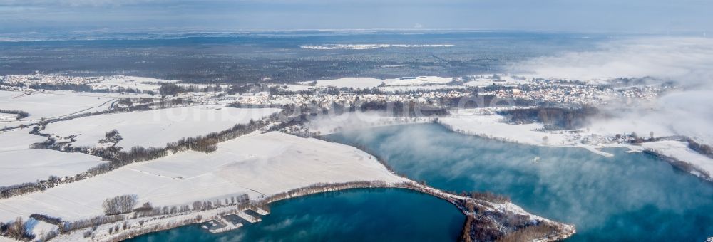 Luftaufnahme Lauterbourg - Panorama Winterluftbild Ortsansicht hinter Baggerseen in Lauterbourg in Grand Est, Frankreich