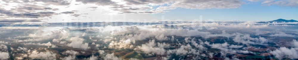 Luftbild Montepulciano - Panorama mit Wolken der Gipfel in der Felsen- und Berglandschaft in Montepulciano in Toskana, Italien