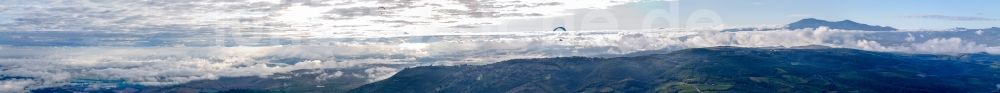 Luftaufnahme Montepulciano - Panorama mit Wolken und Gleitschirm der Gipfel in der Felsen- und Berglandschaft in Montepulciano in Toskana, Italien