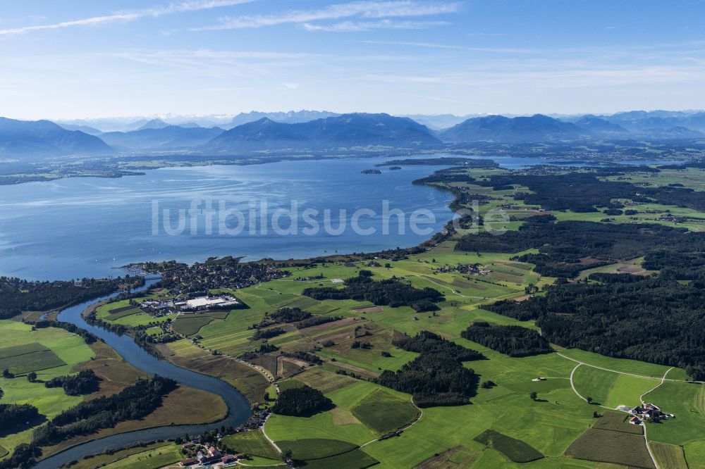Seeon-Seebruck aus der Vogelperspektive: Panoramablick über den gesamten Chiemsee in Seeon-Seebruck im Bundesland Bayern, Deutschland