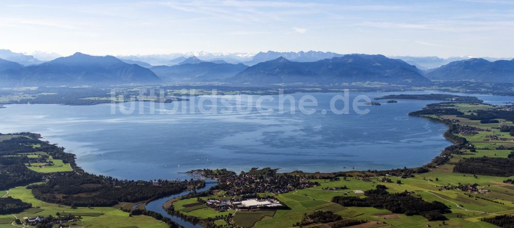 Luftbild Seeon-Seebruck - Panoramablick über den gesamten Chiemsee in Seeon-Seebruck im Bundesland Bayern, Deutschland