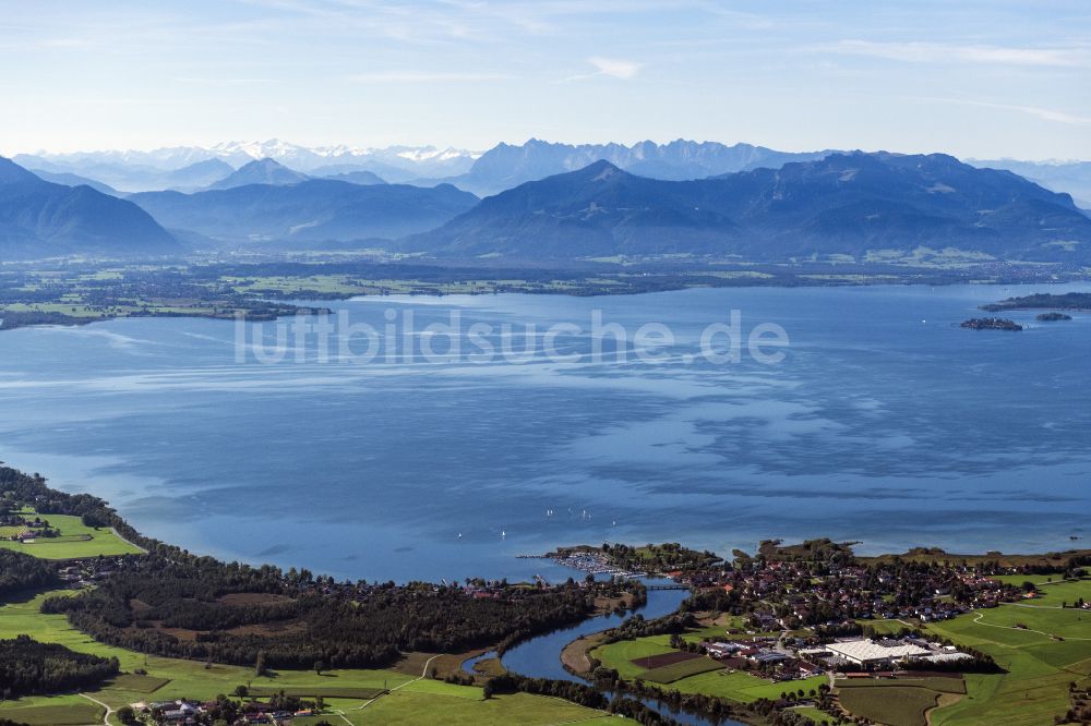 Seeon-Seebruck von oben - Panoramablick über den gesamten Chiemsee in Seeon-Seebruck im Bundesland Bayern, Deutschland