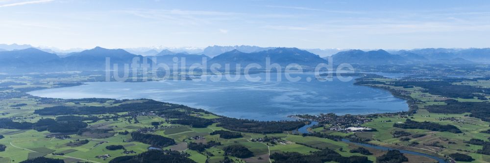 Seeon-Seebruck von oben - Panoramablick über den gesamten Chiemsee in Seeon-Seebruck im Bundesland Bayern, Deutschland