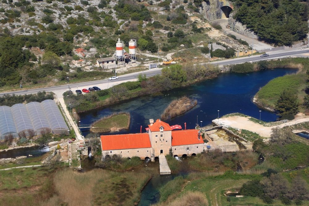 Trogir von oben - Pantan Fluss und Gebäude der Mlinica Mühle im Naturschutzgebiet in Trogir in Splitsko-dalmatinska zupanija, Kroatien