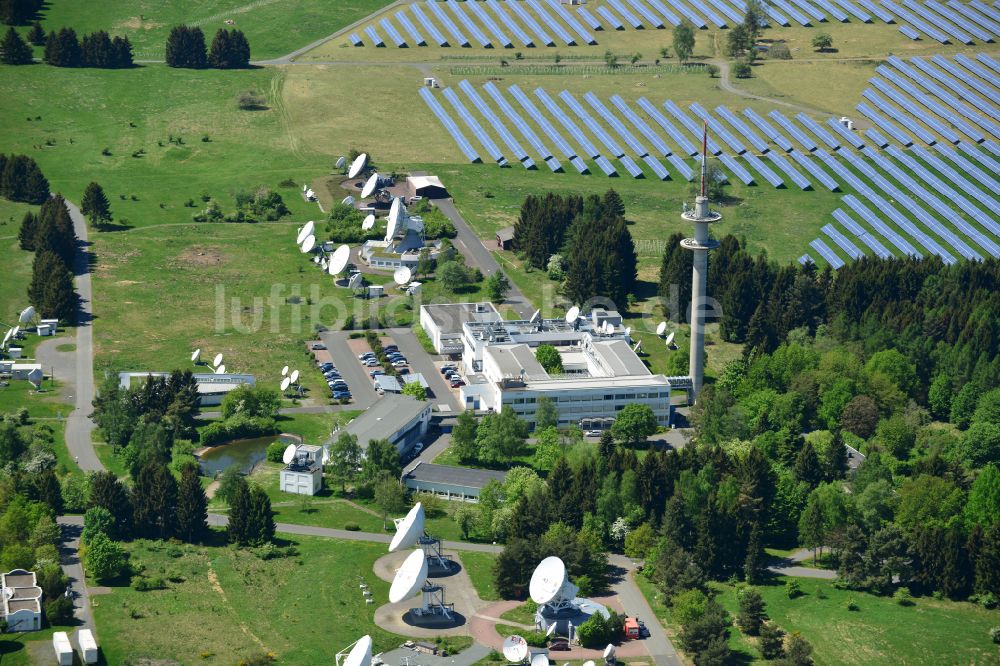 Neu-Anspach von oben - Parabolspiegel von Satellitenschüsseln in Neu-Anspach im Bundesland Hessen
