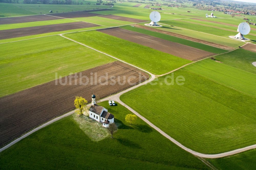 Raisting von oben - Parabolspiegel von Satellitenschüsseln in Raisting im Bundesland Bayern