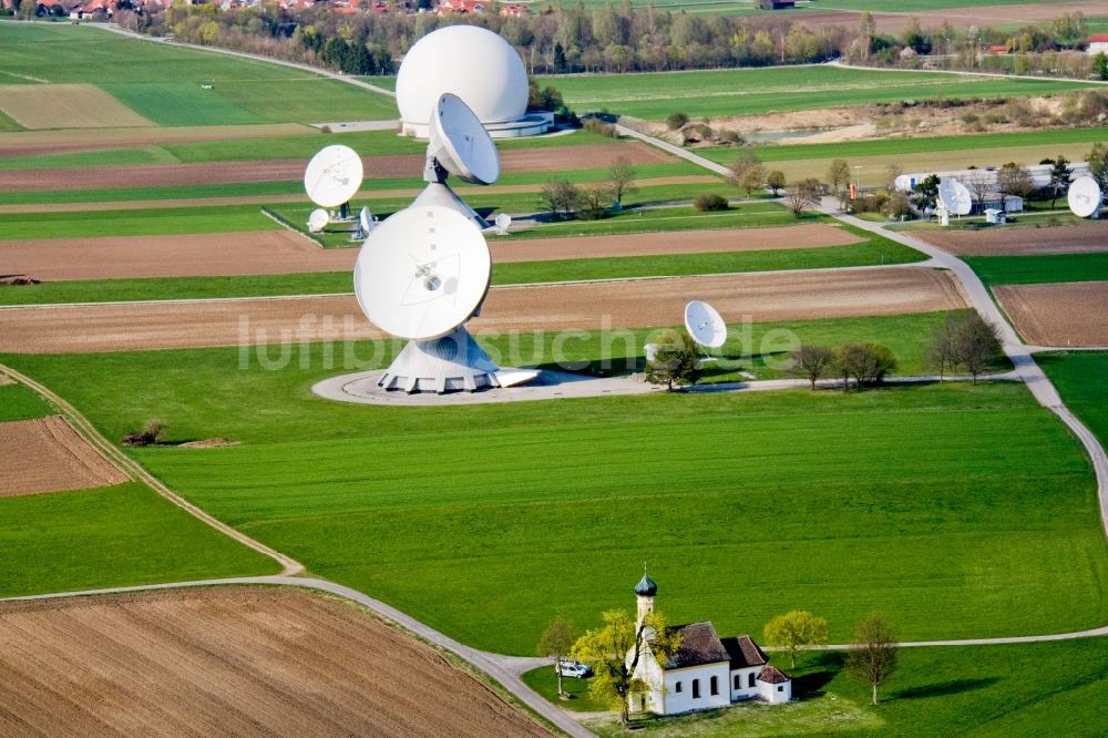 Luftbild Raisting - Parabolspiegel von Satellitenschüsseln in Raisting im Bundesland Bayern