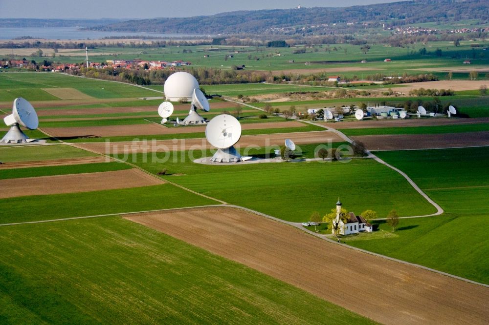 Luftaufnahme Raisting - Parabolspiegel von Satellitenschüsseln in Raisting im Bundesland Bayern