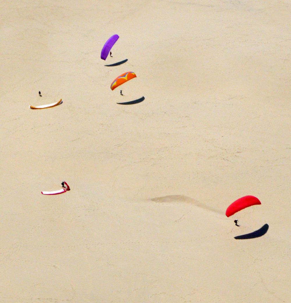 Arcachon aus der Vogelperspektive: Paraglider auf der Wanderdüne Dune du Pyla