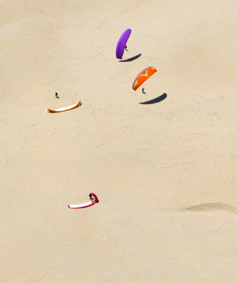 Luftbild Arcachon - Paraglider auf der Wanderdüne Dune du Pyla