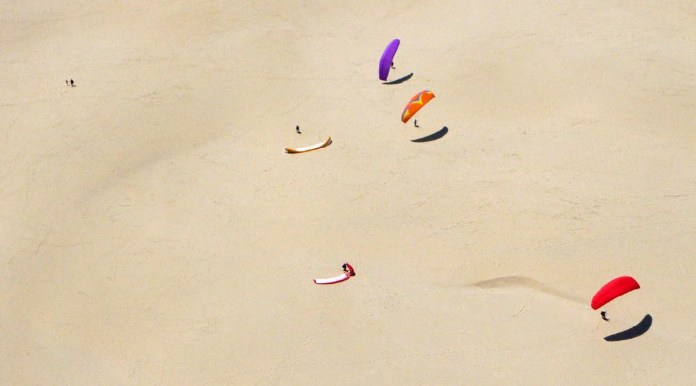 Luftaufnahme Arcachon - Paraglider auf der Wanderdüne Dune du Pyla