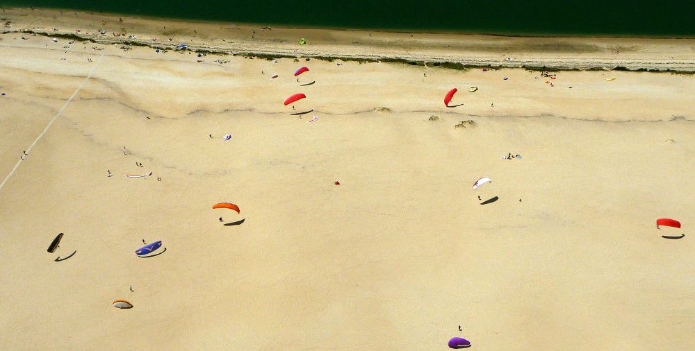 Arcachon aus der Vogelperspektive: Paraglider auf der Wanderdüne Dune du Pyla
