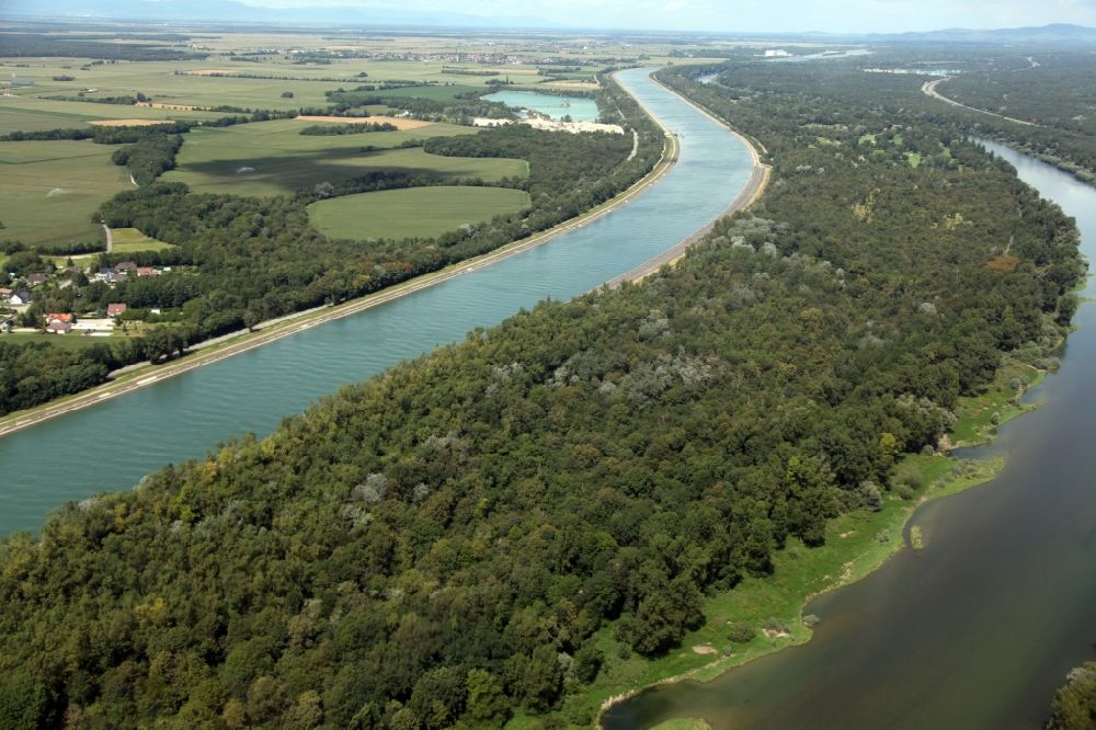 Luftbild Neuenburg am Rhein - Paralleler Flußverlauf des Rhein entlang der Grenze zum französischen Kanal Grand Canal d' Alsace bei Neuenburg am Rhein im Bundesland Baden-Württemberg