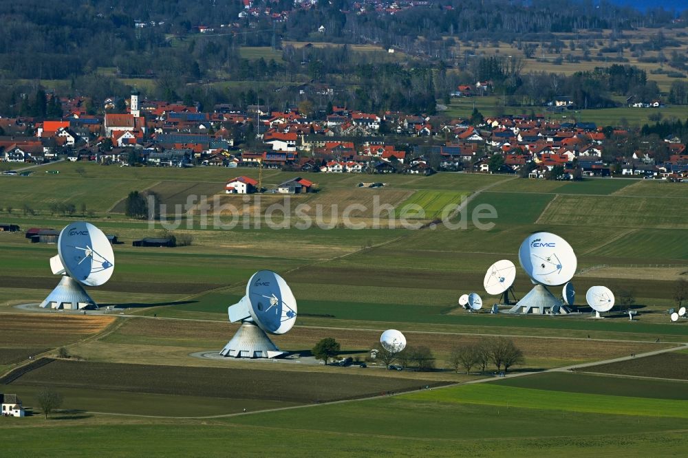 Luftbild Raisting - Parbolantenne - Satellitenschüsseln Erdfunkstelle in Raisting im Bundesland Bayern, Deutschland