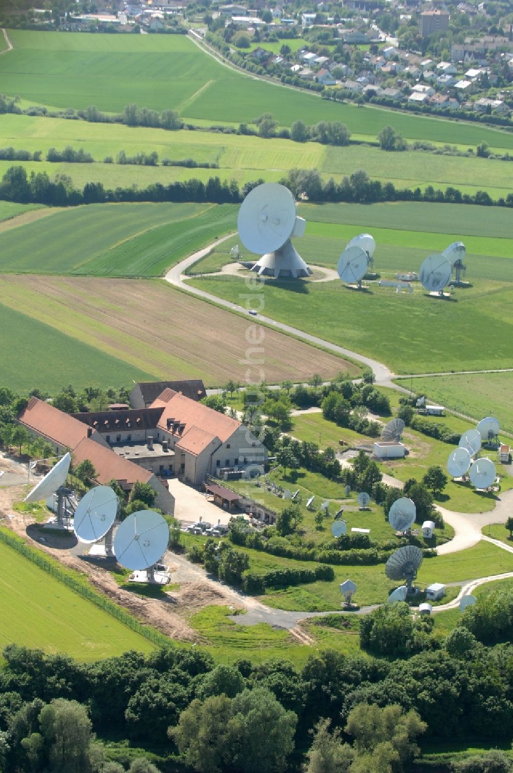 Luftaufnahme Fuchsstadt - Parbolantenne - Satellitenschüsseln in Fuchsstadt im Bundesland Bayern, Deutschland