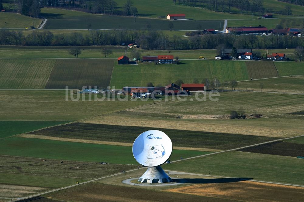 Raisting von oben - Parbolantenne - Satellitenschüsseln Erdfunkstelle in Raisting im Bundesland Bayern, Deutschland