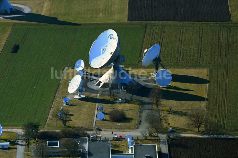 Raisting aus der Vogelperspektive: Parbolantenne - Satellitenschüsseln Erdfunkstelle in Raisting im Bundesland Bayern, Deutschland