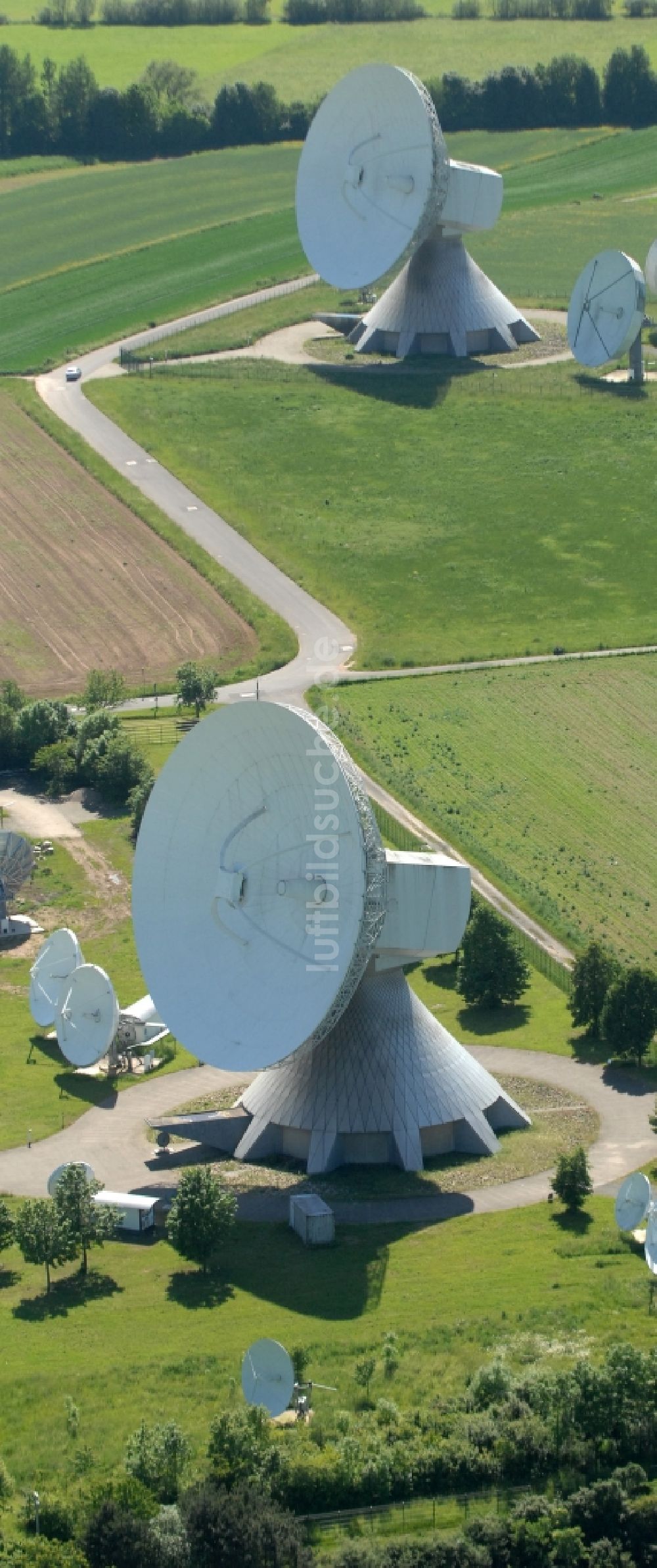 Luftaufnahme Fuchsstadt - Parbolantenne - Satellitenschüsseln in Fuchsstadt im Bundesland Bayern, Deutschland