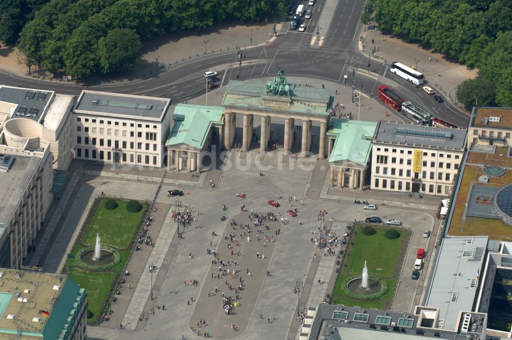 Luftbild Berlin - Pariser Platz am Brandenburger Tor in Berlin