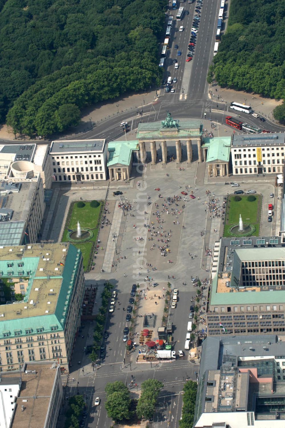 Luftaufnahme Berlin - Pariser Platz am Brandenburger Tor in Berlin