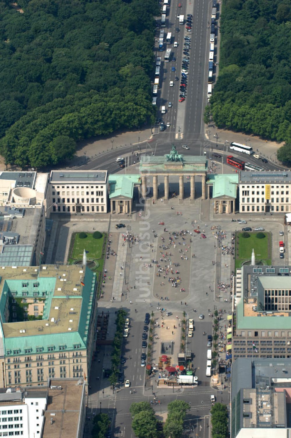 Berlin von oben - Pariser Platz am Brandenburger Tor in Berlin