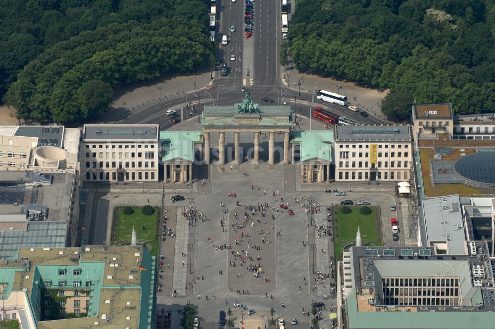 Berlin aus der Vogelperspektive: Pariser Platz am Brandenburger Tor in Berlin